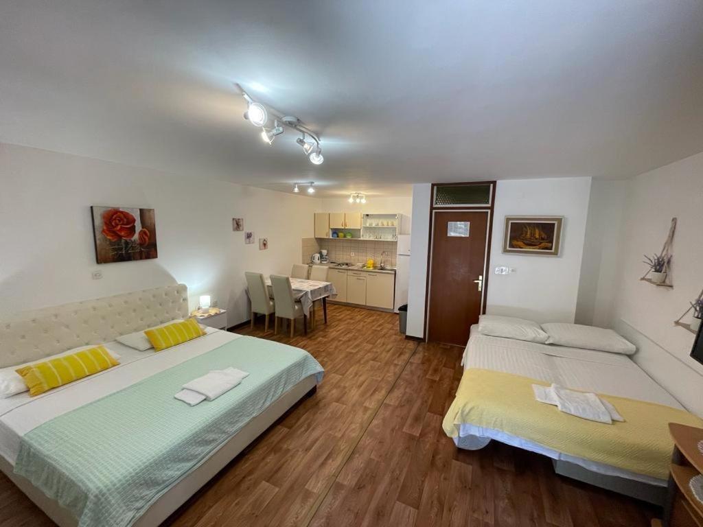 Apartmani Mavrinac Nerezine Ruang foto
